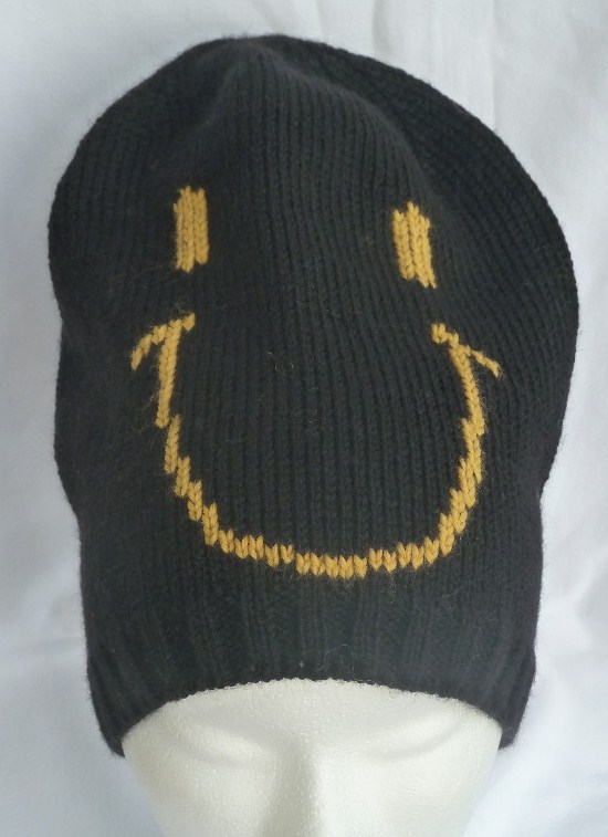 bonnet noir sourire  17 euros  stock : 1